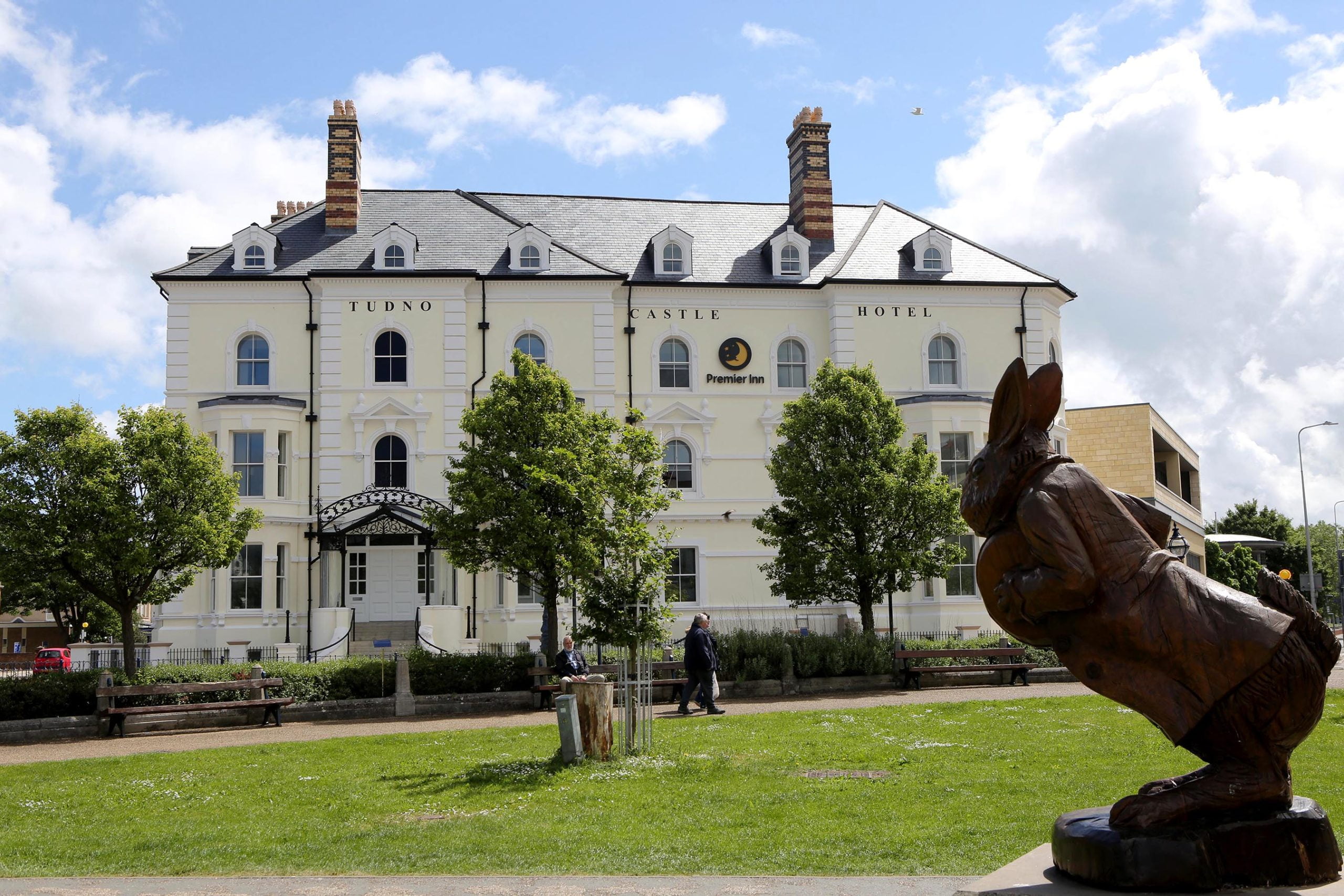 Premier inn Exterior Windows